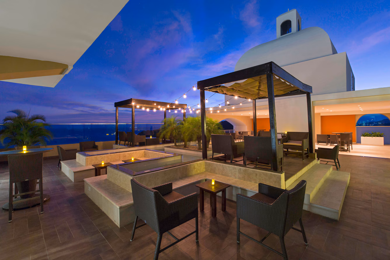ptybw-club-lounge-4867-hor-clsc.avif
