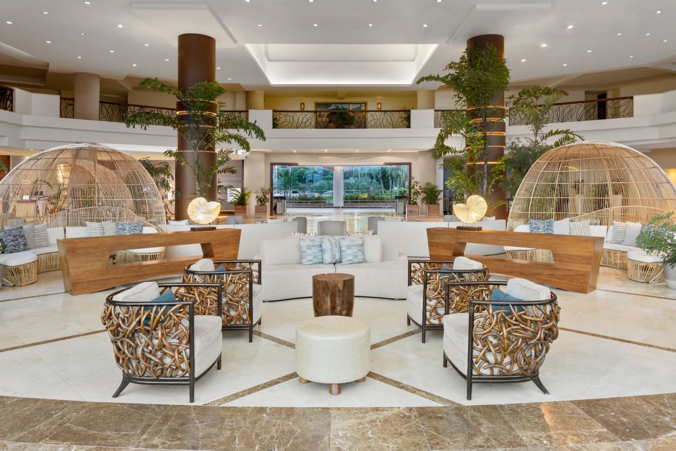 wi-ptybw-lobby-sitting-area-11142_Classic-Hor.jpg